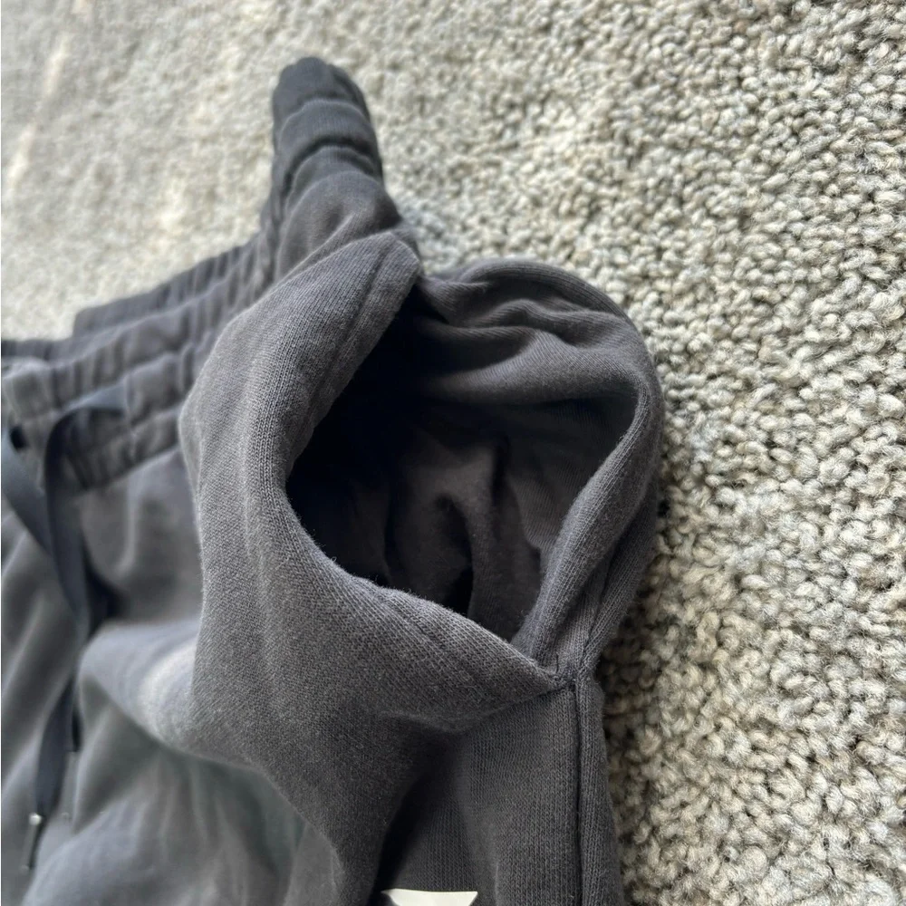 Black gymshark crest joggers‎